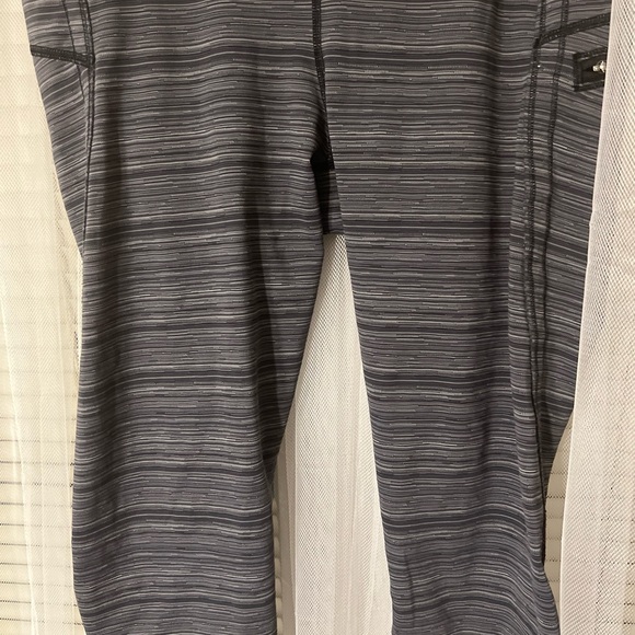 Lululemon  Atlético size 10 Fast Free Crop II Salt Alpine Gray  Black F - Picture 4 of 13